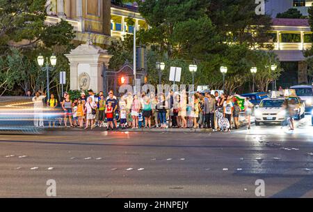 Les piétons attendent au Strip de Las Vegas pour que le feu vert traverse la rue. Banque D'Images