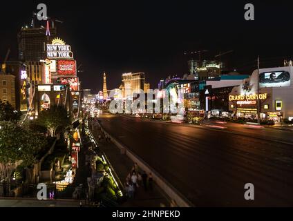 Vue sur le Strip de Las Vegas la nuit avec des voitures dans la rue et des lumières au néon Banque D'Images