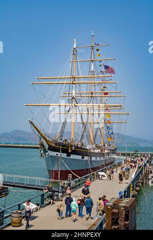 Vue sur la jetée de San Francisco avec le bateau à voile Vintage 1886 Balclutha au parc historique national maritime. Banque D'Images