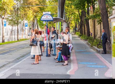 Les gens attendent à l'arrêt de bus dans le centre-ville de Vienne Banque D'Images