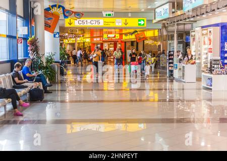 Les gens marchent à l'aéroport de Vienne, Schwechart dans le nouveau terminal vers la sortie Banque D'Images