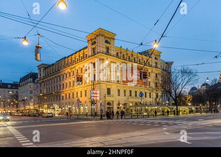 Façade de bâtiment historique avec casino dans le premier quartier de Vienne avec station de métro la nuit Banque D'Images