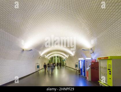 Les gens se précipitent dans l'ancienne station de métro de Lisbonne jusqu'au train Banque D'Images