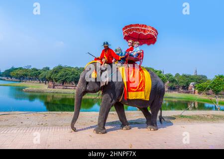 Les touristes se rendent à bord d'un éléphant dans le parc historique Banque D'Images