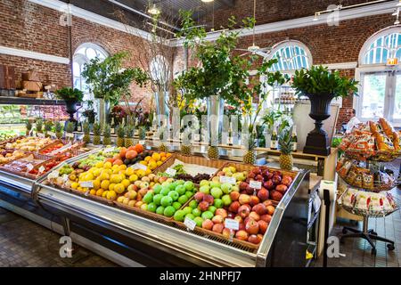 Les gens magasinent à Washington dans le supermarché Banque D'Images
