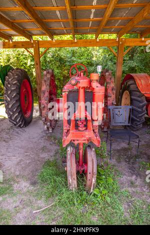 Oliver, ancienne marque de tracteur historique, dans la plantation Boone Hall Banque D'Images