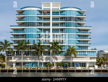 Nouveaux immeubles d'appartements au canal de fort Lauderdale Banque D'Images