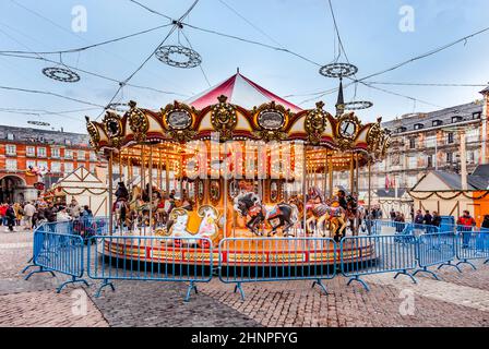 Carousell pour les enfants dans la soirée à la plaza de Mayor à Madrid Banque D'Images