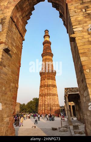 Les gens visitent Qutb Minar, Delhi, le plus haut minaret en briques du monde à 72m Banque D'Images