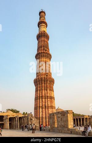 Les gens visitent Qutb Minar, Delhi, le plus haut minaret en briques du monde à 72m Banque D'Images