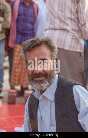 Portrait d'un homme qui vend ses marchandises au marché du bazar Meena à Delhi Banque D'Images