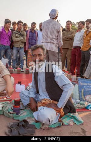 Portrait d'un homme qui vend ses marchandises au marché du bazar Meena à Delhi Banque D'Images