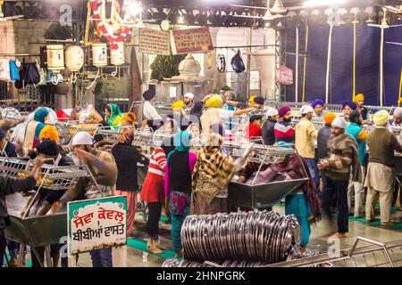 Les gens dans la cuisine au Harimandir Sahib, le temple d'Or Banque D'Images