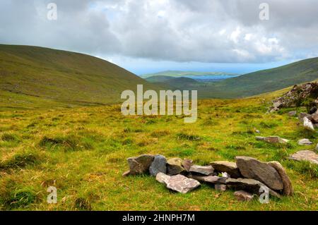 Vertes vallées avec des collines et des lacs avec moody ciel au-dessus de l'Anneau du Kerry, dans le comté de Kerry, Irlande Banque D'Images