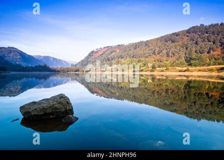 Lac Supérieur à Glendalough Parc pittoresque, République d'Irlande, Europe Banque D'Images