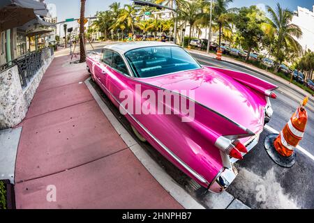 Voiture Cadillac Vintage garée sur Ocean Drive à Miami Beach Banque D'Images