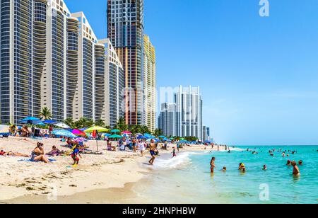 Les gens à Jade Beach et Jade Ocean condominiums Banque D'Images