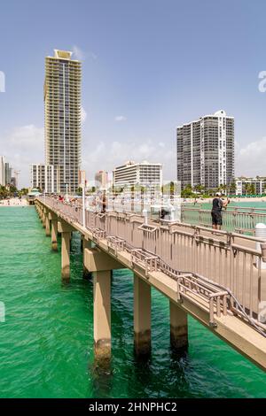 Les gens à la jetée sur la plage de Jade Banque D'Images