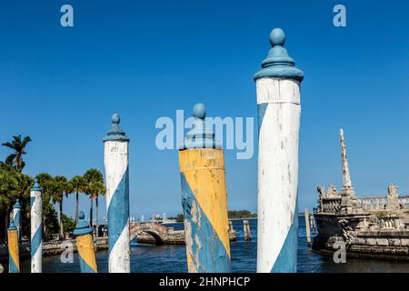 Vizcaya, Floridas demeure la plus grandiloise sous le ciel bleu avec la reconstruction des pylônes de venise Banque D'Images