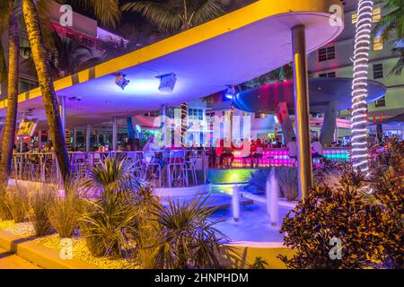 Les gens apprécient la vie nocturne à Ocean Drive le long de South Beach Miami dans le quartier historique art déco avec des hôtels, des restaurants et des bars Banque D'Images