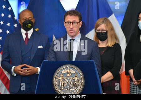 Le commissaire de NYCEM, Zachary Iscolv, fait une annonce au Bureau de la gestion des urgences le 17 février 2022 à New York. Banque D'Images