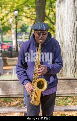 Man joue du saxophone dans le Central Park à New York Banque D'Images