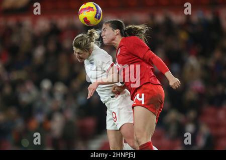 MIDDLESBROUGH, ROYAUME-UNI. 17th FÉV Ellen White, de l'Angleterre, concourra une affiche supérieure avec Vanessa Gilles, du Canada, lors du match de la coupe Arnold Clark entre les femmes d'Angleterre et le Canada au stade Riverside, à Middlesbrough, le jeudi 17th février 2022. (Credit: Mark Fletcher | MI News) Credit: MI News & Sport /Alay Live News Banque D'Images