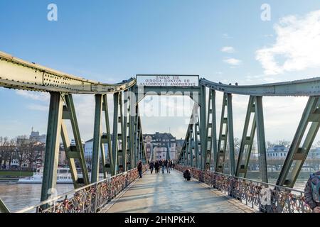 Vue panoramique de Francfort-sur-le-main, avec pont pour piétons Eiserner Steg 'Iron Bridge' en Allemagne avec rivière main Banque D'Images