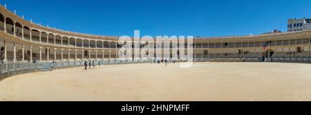 Visiteurs de la Plaza de Toros ou Bullring. Le arène de Ronda est la plus ancienne arène de Ronda Banque D'Images