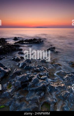 Le lever du soleil sur la mer d'Irlande à Malahide, République d'Irlande Banque D'Images