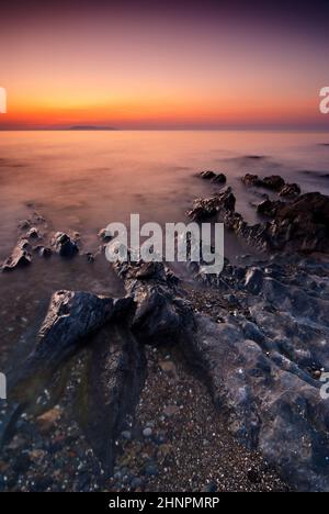 Le lever du soleil sur la mer d'Irlande à Malahide, République d'Irlande Banque D'Images