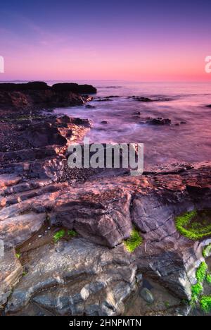 Le lever du soleil sur la mer d'Irlande à Malahide, République d'Irlande Banque D'Images