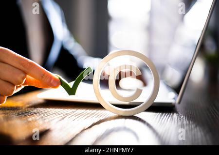 Copyright Sign Near Man'S Hand Working On Laptop Banque D'Images