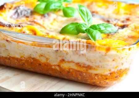 Lasagne fraîchement cuits avec des feuilles de basilic sur le dessus Banque D'Images