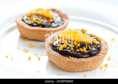 Mini tarte au chocolat avec des zestes d'orange et mandarine topping Banque D'Images