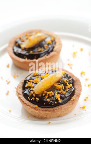 Mini tarte au chocolat avec des zestes d'orange et mandarine topping Banque D'Images