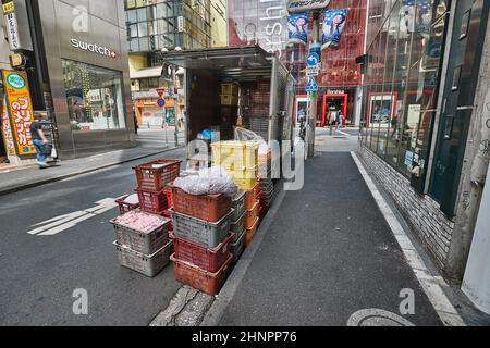 Camion livrant des marchandises à des magasins au Japon Banque D'Images