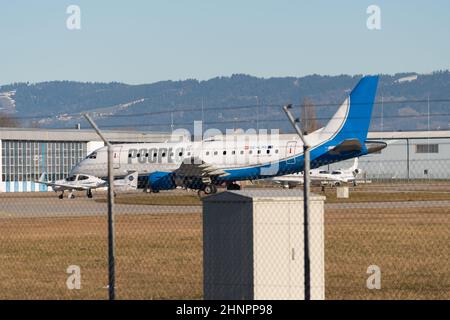 Saint Gall, Altenrhein, Suisse, 9 février 2022 People Airline Embraer E170 STD et un Diamond DA42 Twin Star à la porte de l'aéroport Banque D'Images