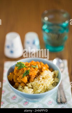 Libre de potiron au curry indien traditionnel avec des pois chiches et riz Banque D'Images