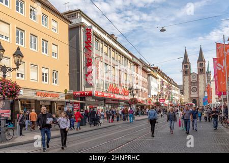 Les gens visitent la zone piétonne de Wuerzburg Banque D'Images