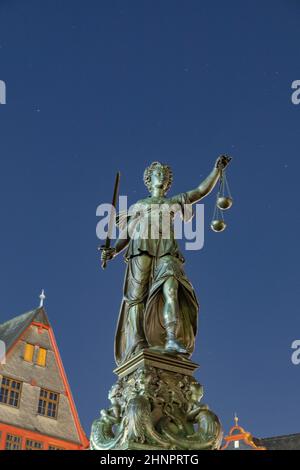 lady Justice à Francfort la nuit Banque D'Images