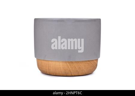 Pot de fleurs vide en céramique grise avec fond en bois sur fond blanc Banque D'Images