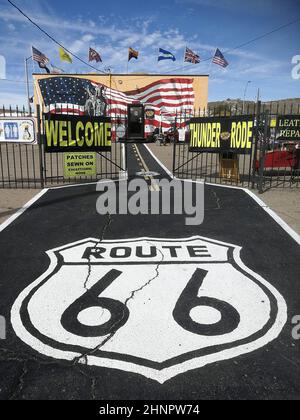 la route 66 a été peinte dans la rue avec un magasin typique de la route 66 en arrière-plan. Banque D'Images