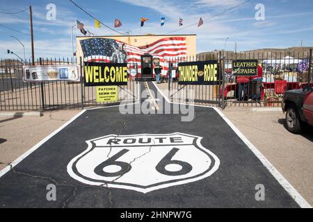 la route 66 a été peinte dans la rue avec un magasin typique de la route 66 en arrière-plan Banque D'Images