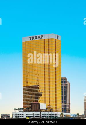 U.S. Business Man et le « Trump Hotel » du président de 45th Donald J. Trump à Las Vegas, Nevada Banque D'Images