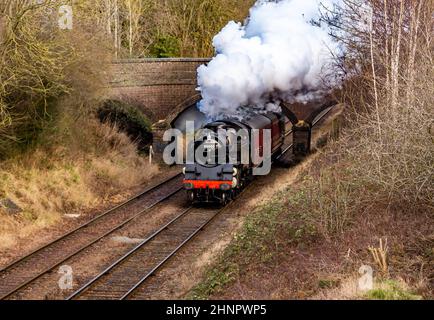 BR Standard classe 4 2-6-4 locomotive à réservoir sortant de Loughborough avec un train de banlieue sur le Great Central Railway Banque D'Images