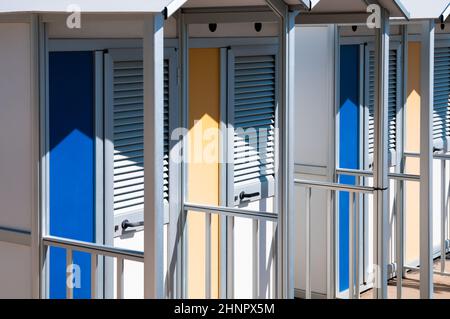 Des vestiaires vue tourné sur la plage de sable en Italie Banque D'Images