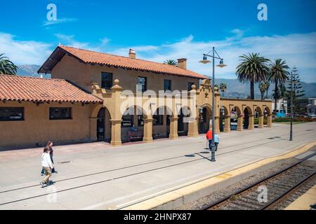 Les gens attendent le train pacific surfliner à l'ancienne gare de Santa Barbara de style mexicain Banque D'Images