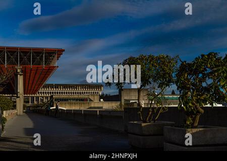 Vue panoramique sur le design architectural et l'art à l'Université Simon Fraser de Burnaby en Colombie-Britannique Banque D'Images