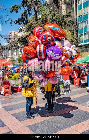 Man vend des ballons remplis de gaz pour les enfants à la Paz Banque D'Images